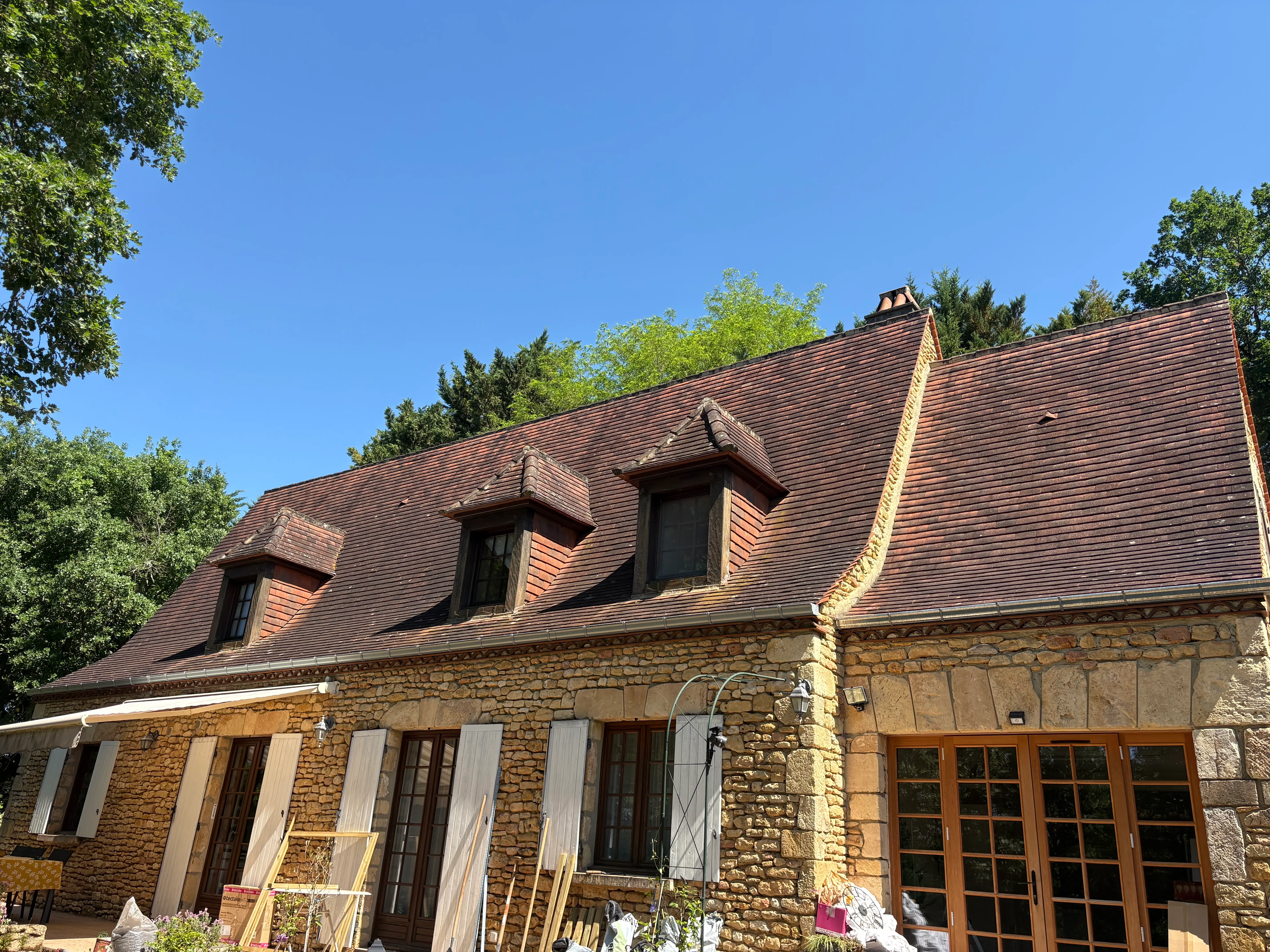 Toiture en tuiles avec deux sorties de ventilation